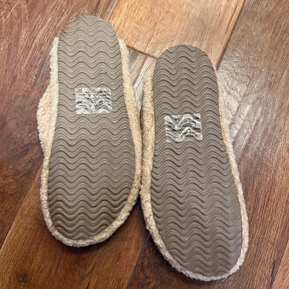 New Steve Madden fuzzy clogs mikes - Picture 2 of 2